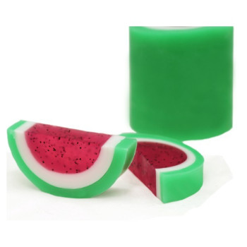 Kit zur Herstellung von Wassermelonenseife im Lieferumfang enthalten.